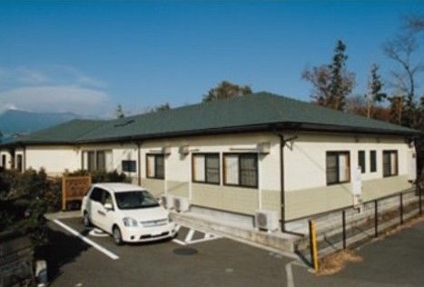ゆったりとした外観の建物