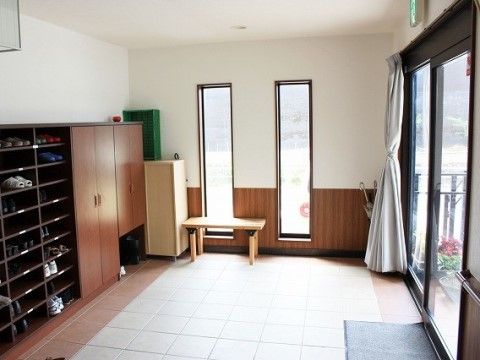 窓のエリアが広く明るくて見通しがいい。完全フラットな作りであり、往来などがしやすく安全に配慮された玄関である。