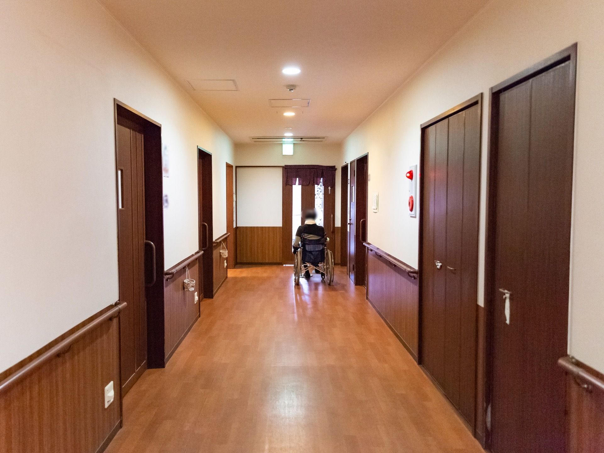 車椅子でも楽に移動できるほどの広い通路である。各部屋の入口は引き戸になっており、戸以外の壁部分には、手すりが設置されている。
