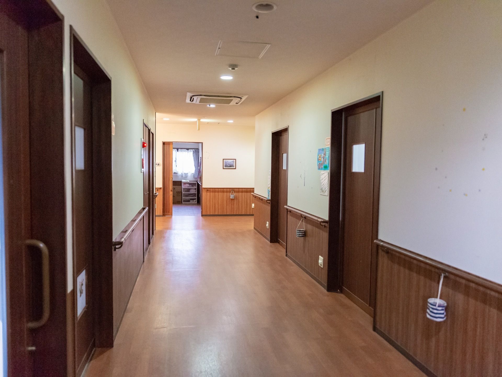 各部屋の引き戸には明り取りの窓がついている。通路の壁には、手すりが設置され、絵や掲示物が飾られている。