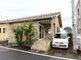 静かな住宅街の角の施設