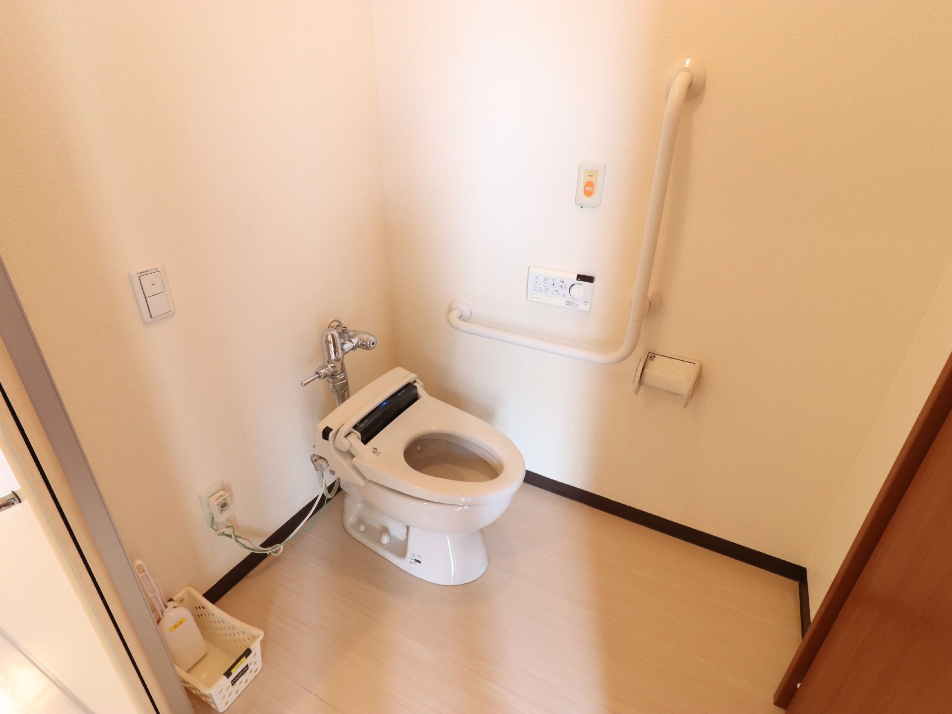 清潔感のあるトイレである。車椅子利用者においても必要最小限のスペースとなっている。要所には手摺も設置してある。