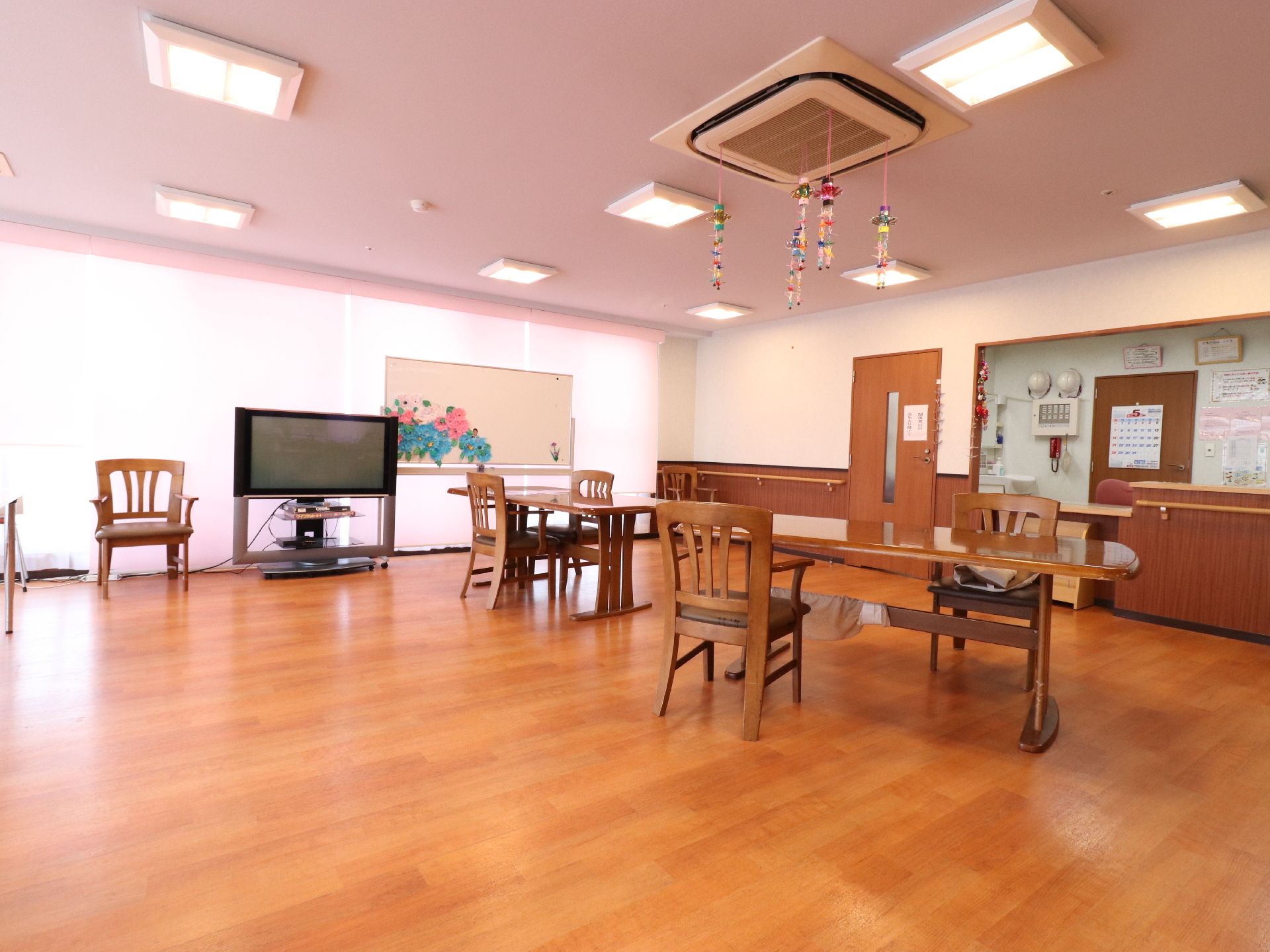 食堂として、さらには集会などの場として利用することが出来る。テレビが設置してあるため視聴しながらの食事も可能である。