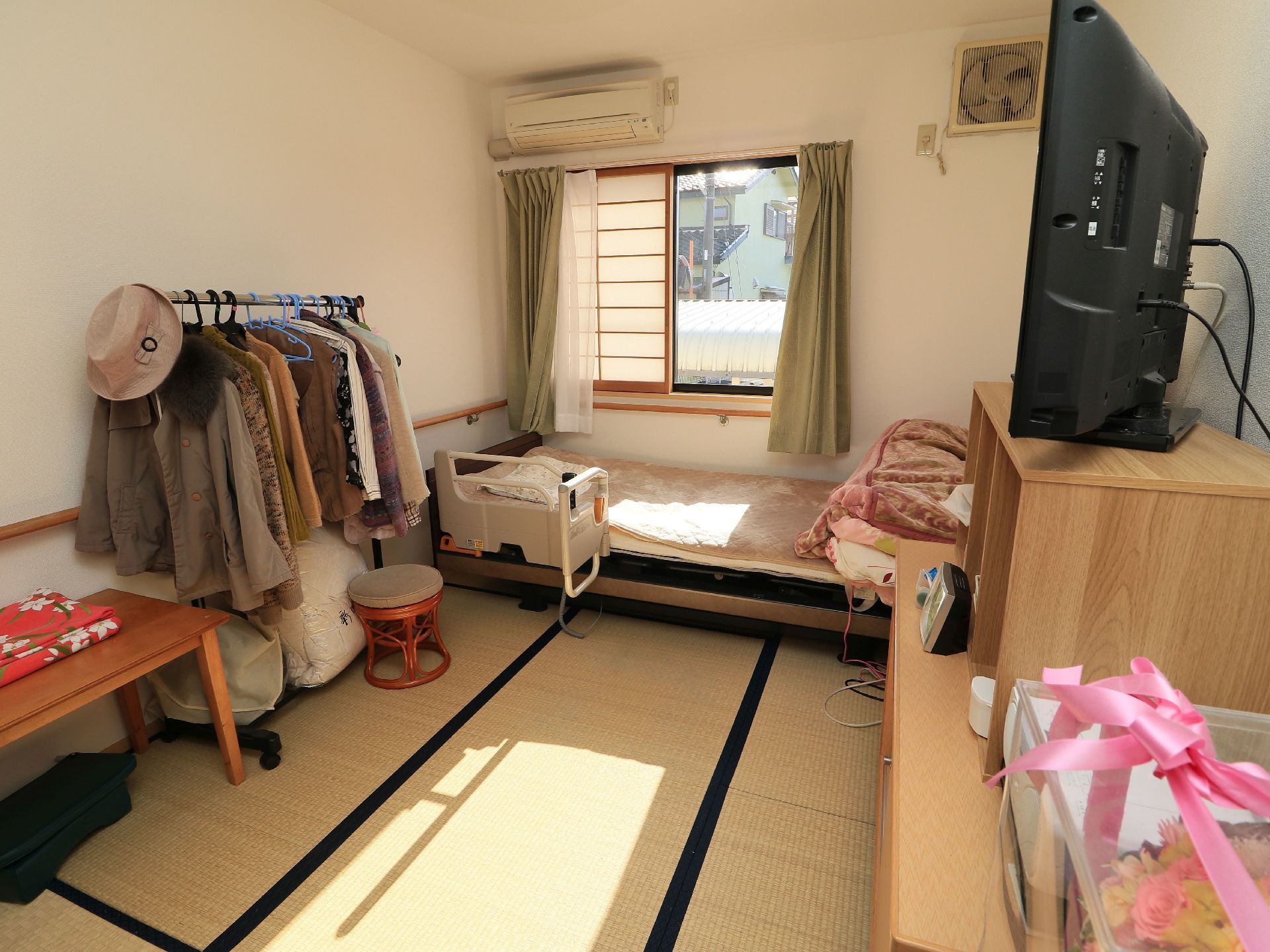 和室タイプの居室は、畳敷きになっている。介護用ベッドが置かれ、入居者様のお好みにレイアウトされている。