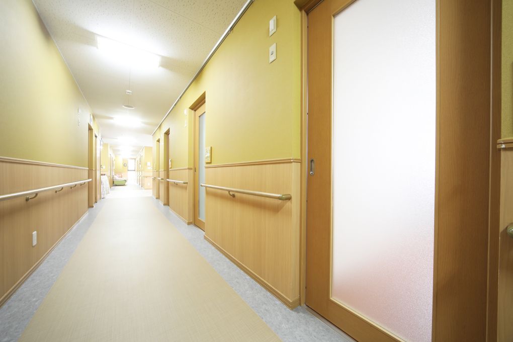 正面突き当りに窓があり、向かって右手には扉がない入口が、左には扉付きの入口と通路が並んでいる。扉や入口の間の壁に手すりがある。