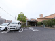 介護施設の外観と駐車場