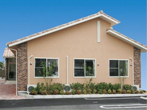 ベージュの壁の洋風建物外観
