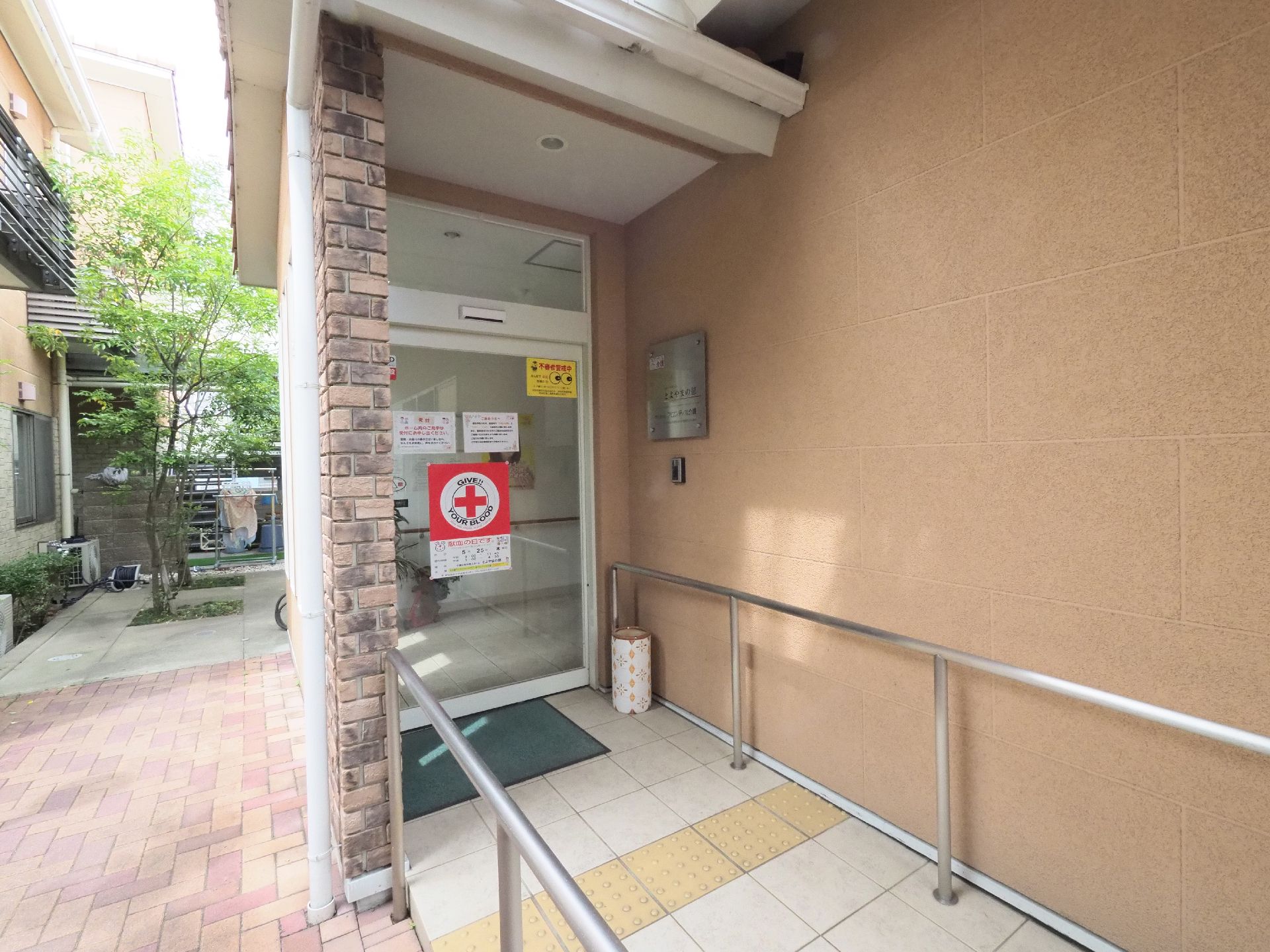 スロープからエントランスへとつながる通路である。両側には腰の高さまで手摺が設置してある。また、床タイルも滑りにくいものになっている。