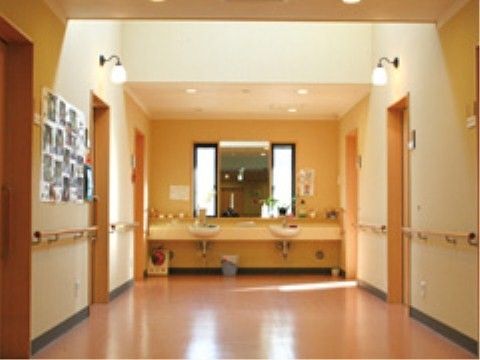 手すり付き廊下の風景