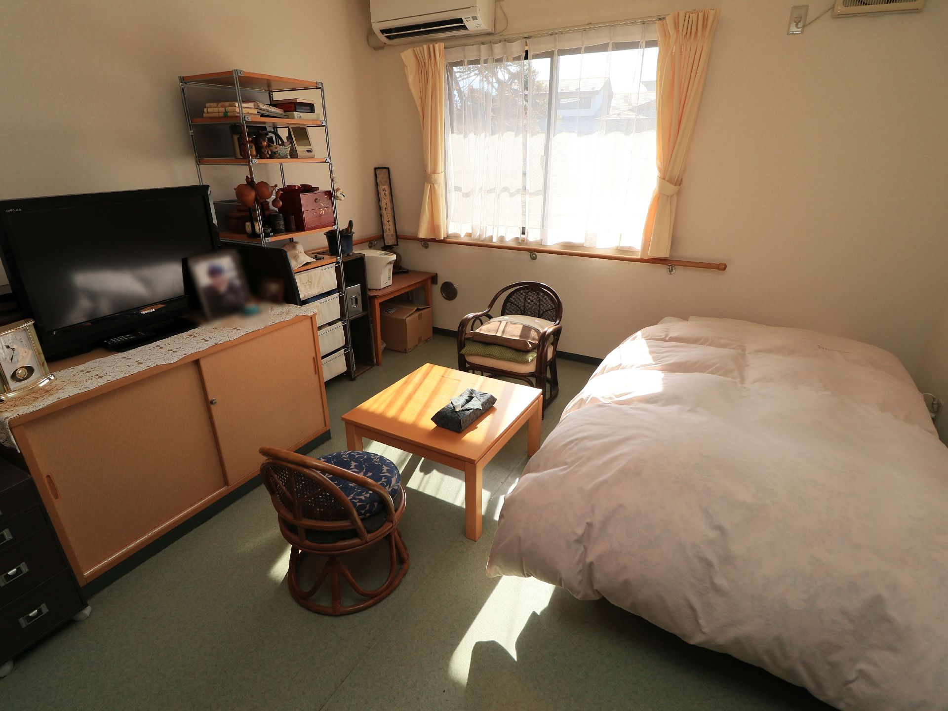 個室の部屋にはベッドや生活家電などが置かれている。エアコンも完備されている。清掃が行き届いた部屋になっている。