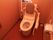 頭上の高さに小窓がついている。トイレの便座には、肘掛があるので、座る時と立つ時に身体を支えることができる。