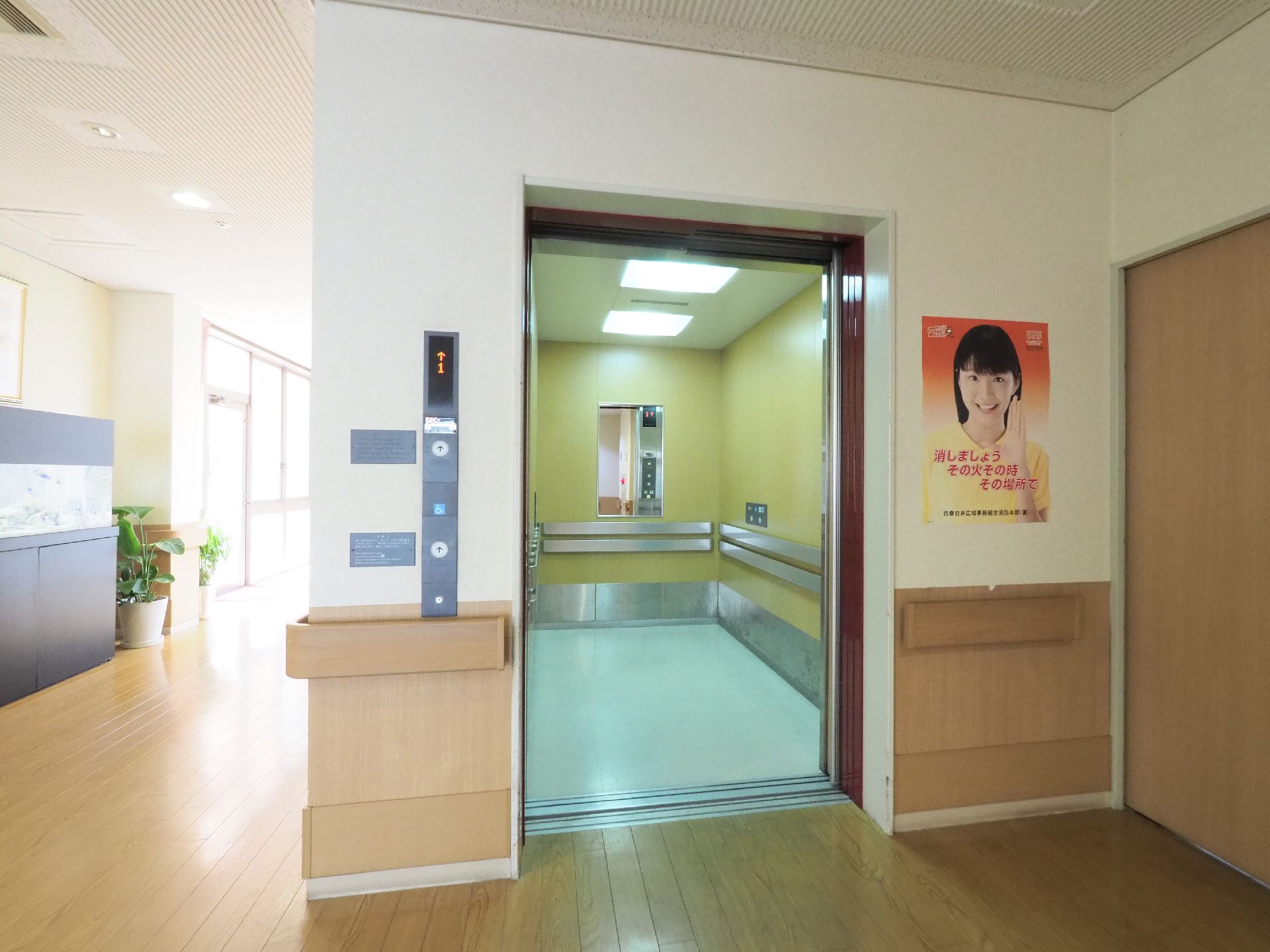 館内の各階移動には、エレベーターを利用できる。車椅子でも入れるスペースがあり、一面に手すりが設置されている。
