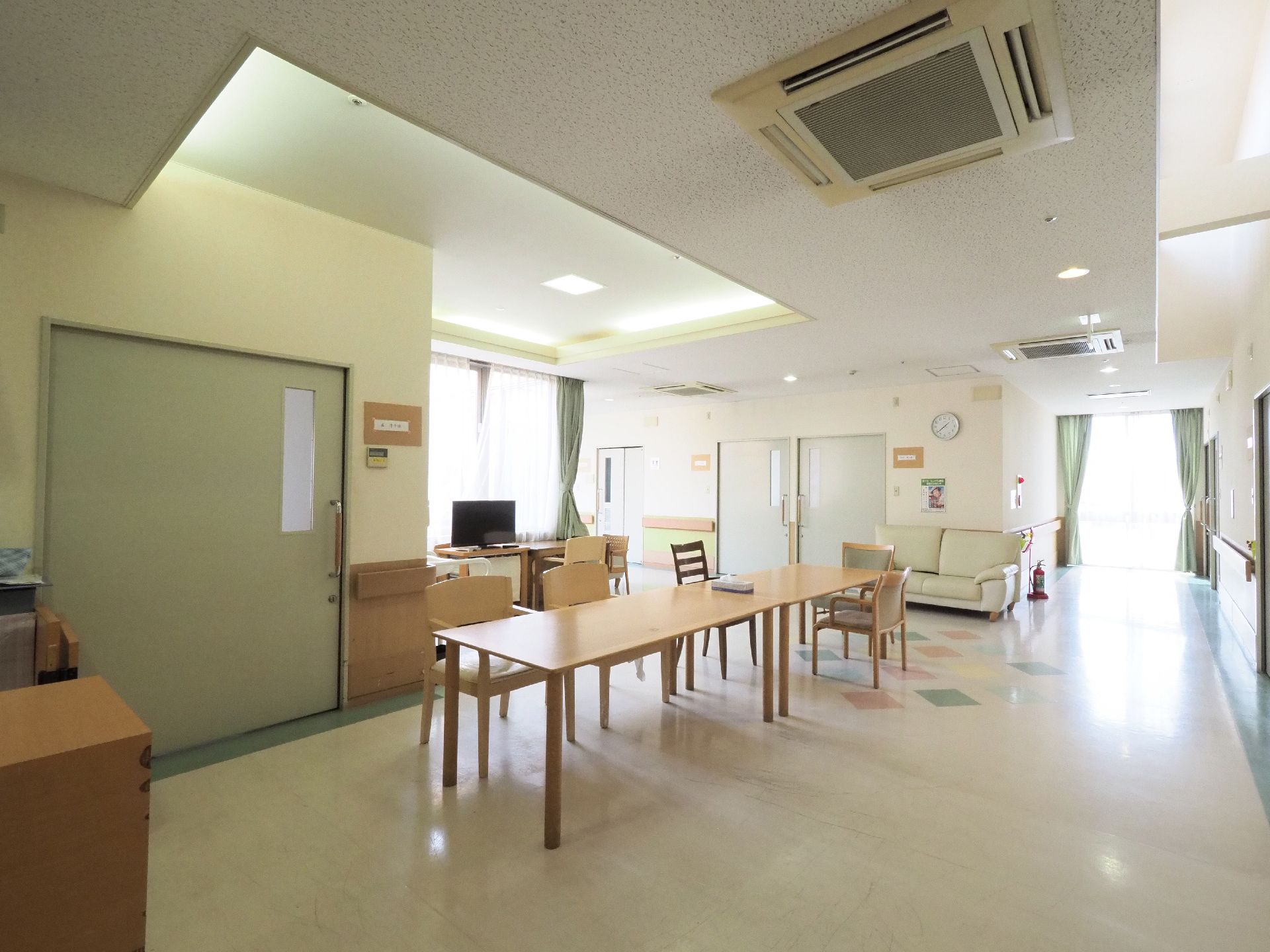 各階数箇所、食堂が設置されている。キッチンスペースと、食事スペースがあり、活動や歓談を行うこともできる。