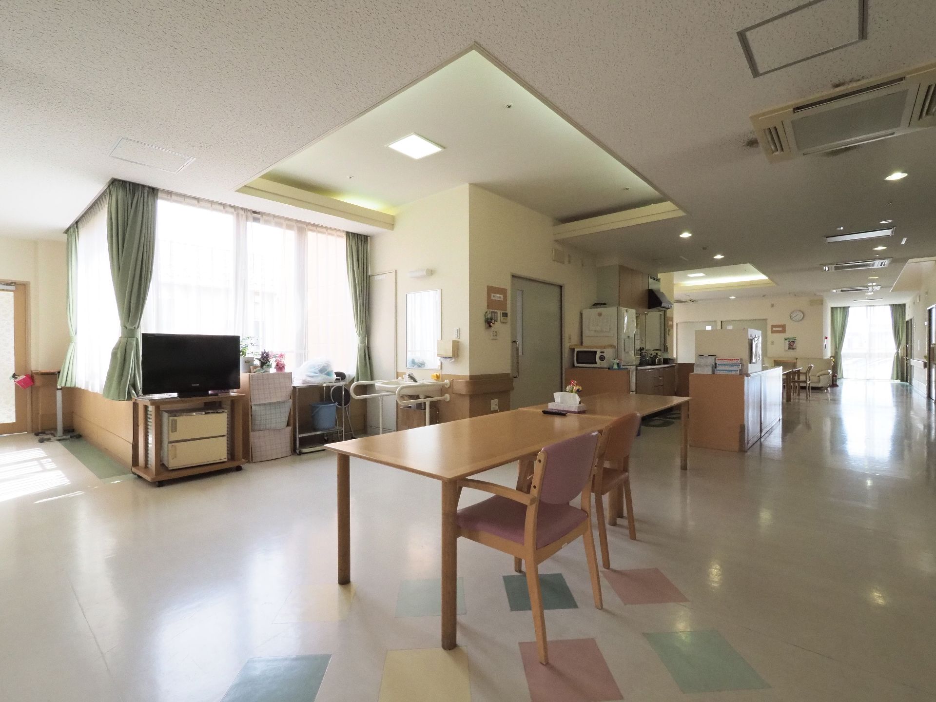食事スペースは、キッチンなどにも壁がなく、オープンな空間になっている。移動しやすい設計になっている。
