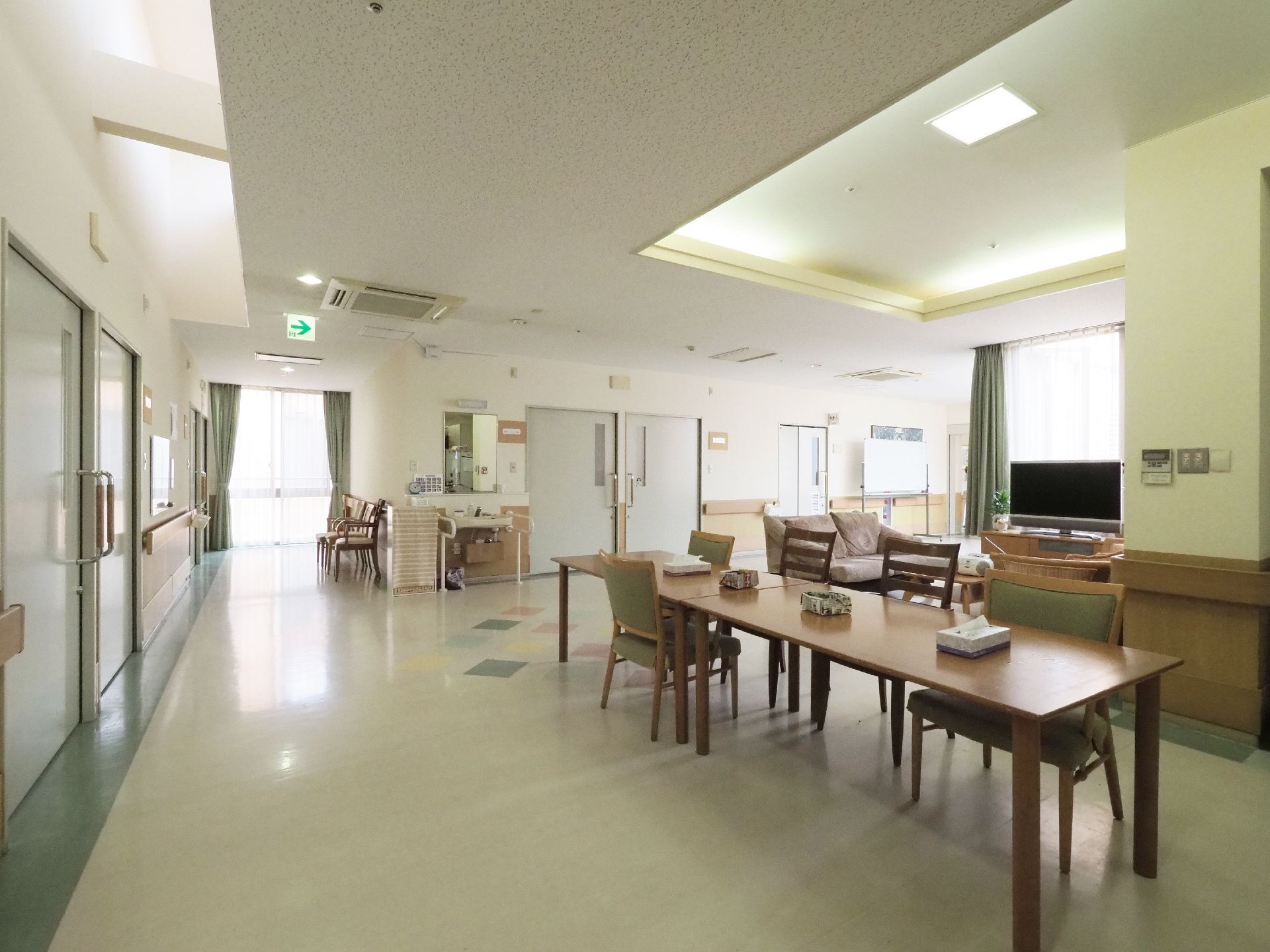 キッチンが併設されていない、食事スペースもある。近くには、テレビ鑑賞スペースもある。洗面台には、手すりが設置されている。