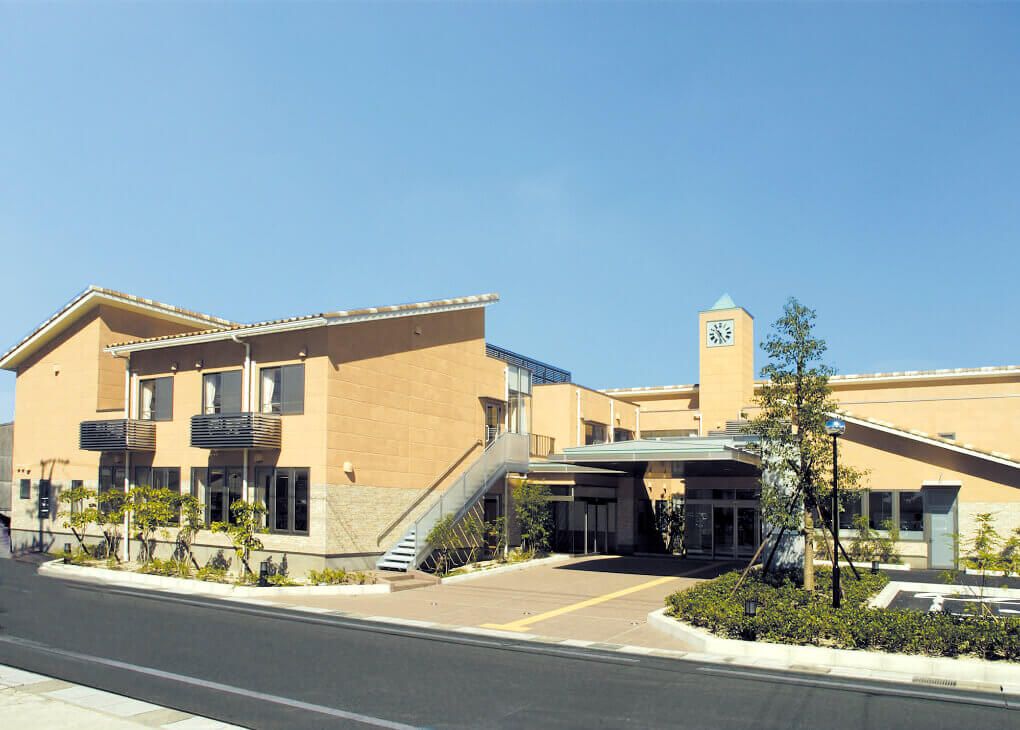 時計塔のある建物外観