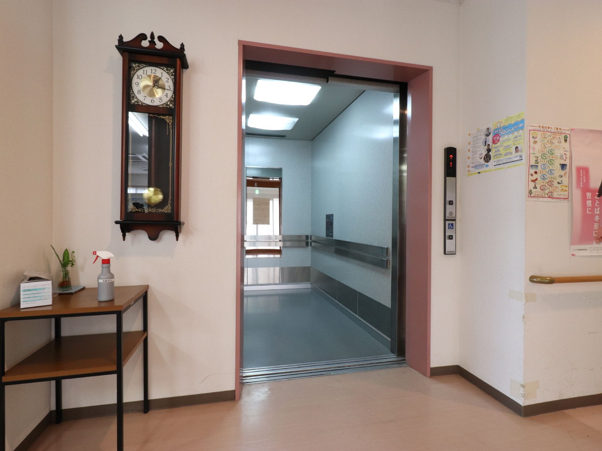館内には、エレベーターが設置されている。1階のエレベーター横には立派な時計がある。エレベーター内にも手すりがある。