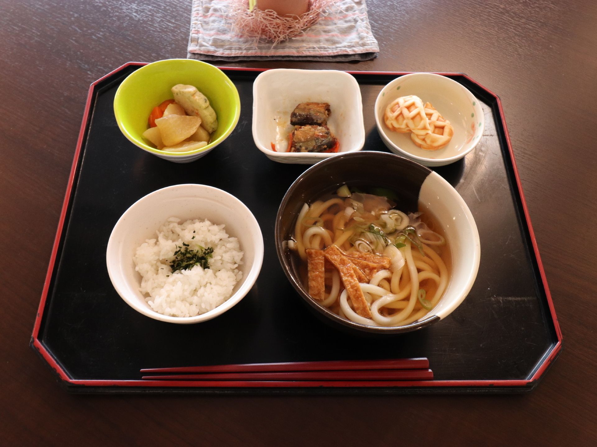バランスの取れた、食事。食べやすい大きさになった、食材豊かなお料理。和風の落ち着いた空間で、食事を楽しむことができる。