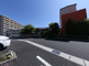 明るい日差しの中にある介護施設の外観