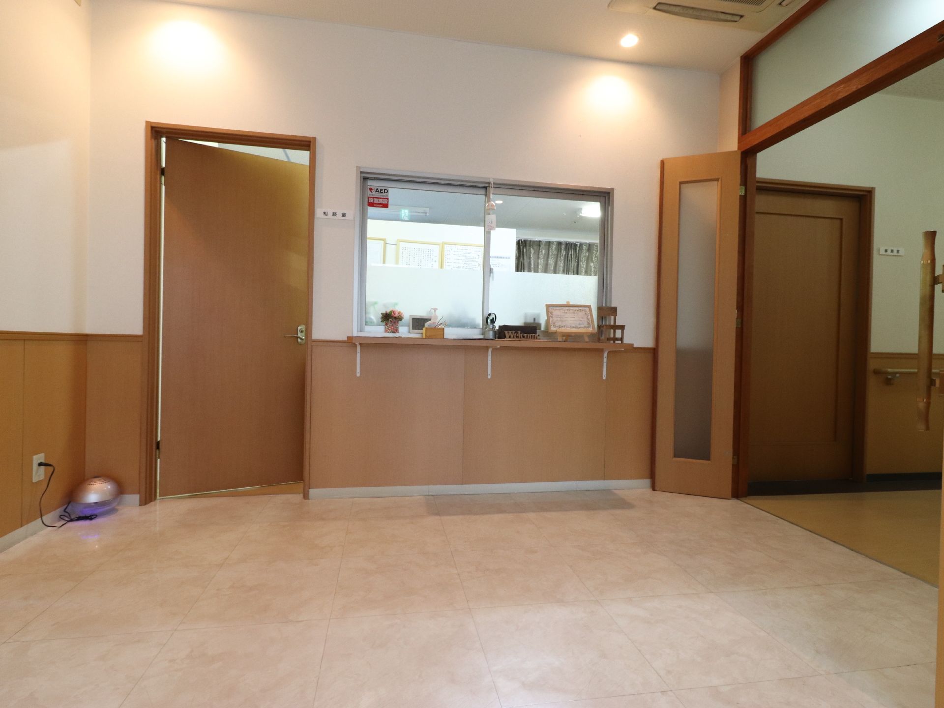 受付はシンプルなデザインが印象的である。木目のくっきりとした材木のやさしい感じの漂う受付となっている。