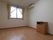 宿泊部屋はとても広く、カーテンの向こうからは暖かい外の光が差し込んでいる。エアコン完備なので四季を問わず快適な生活が送れる。