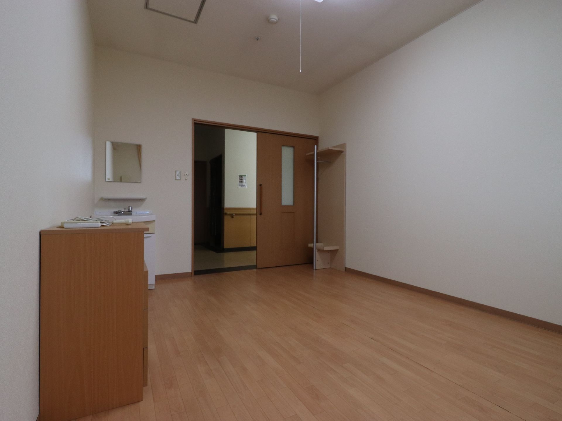 個室のドアは、開閉に場所を取らない横開き式を採用している。また、扉の横には開閉時に身体を支える直線の手摺りが備え付けられている。