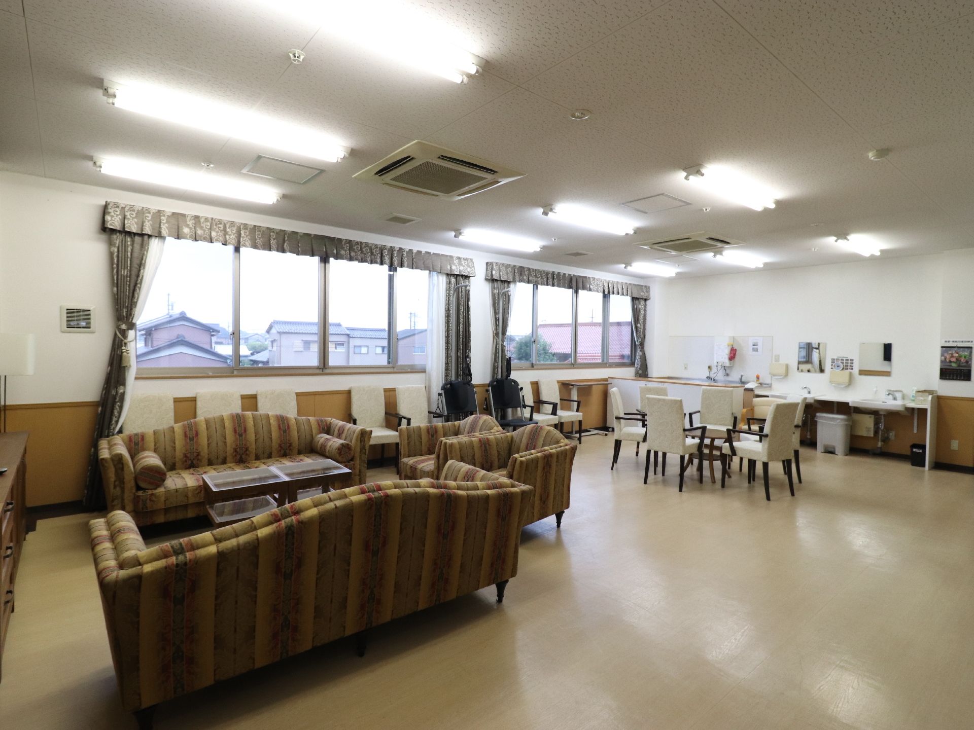 この場所はどこの部屋の入居者様もみな利用できる共有スペースとなっている。利用者様同士で話をしたり、新聞を読んだりと過ごし方は様々である。