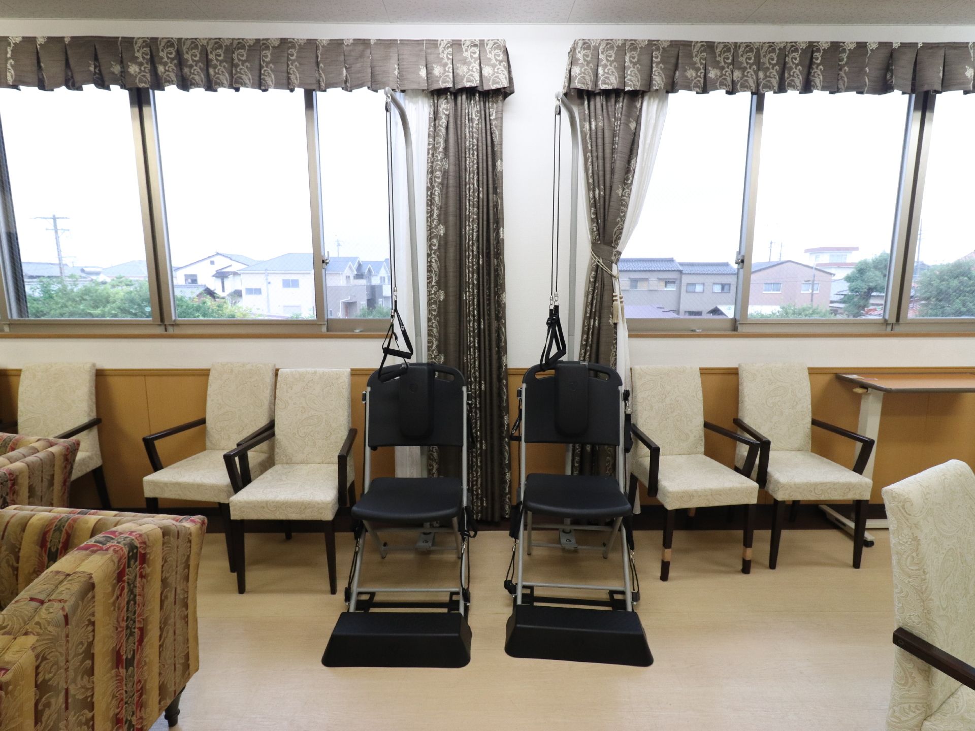 リハビリテーション用の器具があり、テレビをみながら、また、入居者様同士で会話をしながらおこなうこともできる。