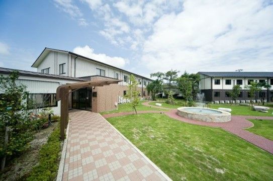 施設の建物に囲まれるようなかたちで、芝生の広がる中庭がある。芝生の中には丸い噴水があり、その周りに小道が作られている。