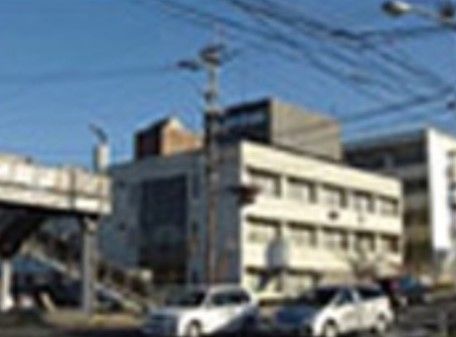 施設近くには総合病院もある。建物は３階建てで、車の往来がある道路に面している。建物の屋上には病院名が表示された看板が見られる。