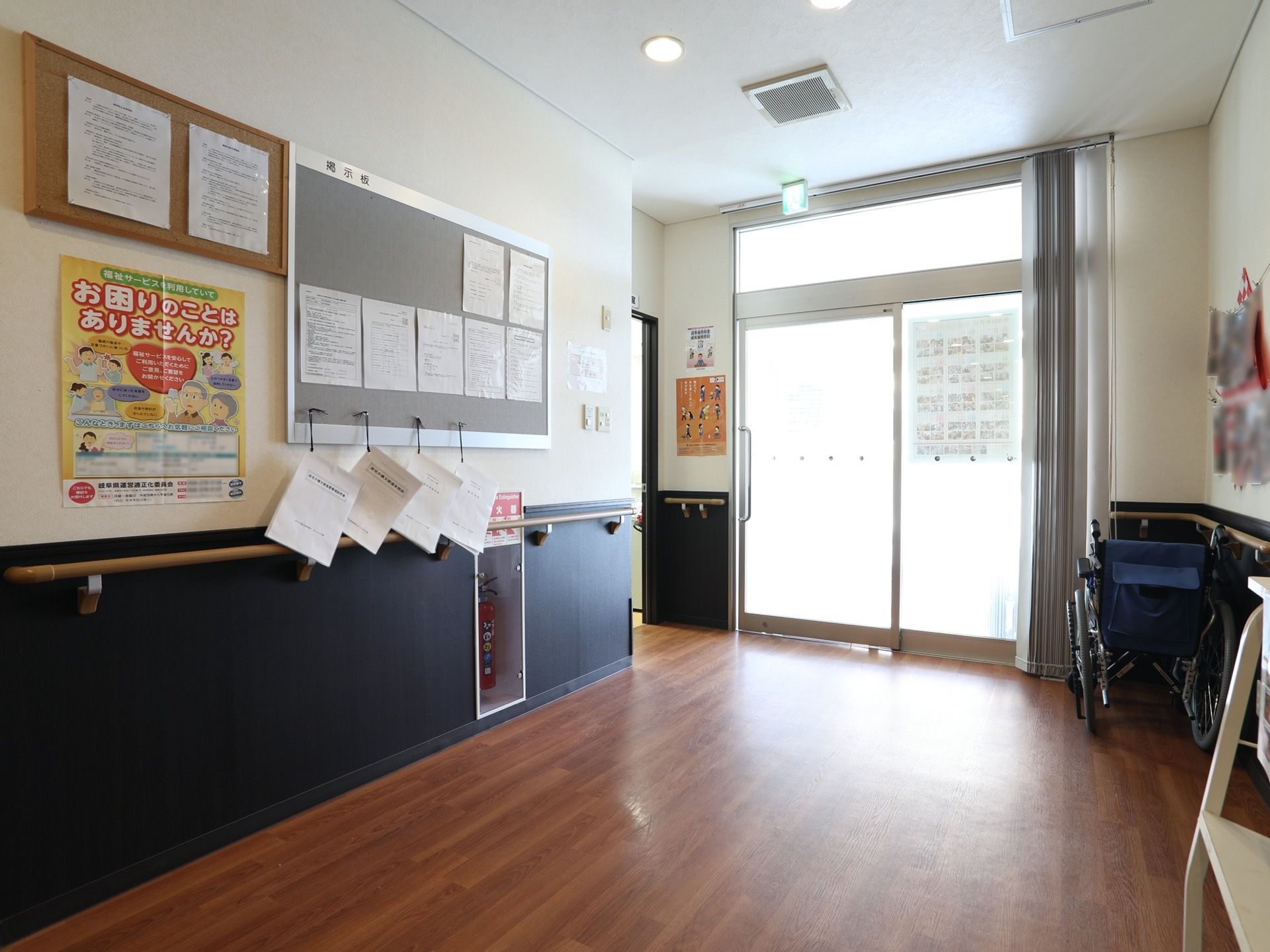 廊下の壁面に掲示板があり、お知らせなどが貼り出してある。入居者様だけでなく、来訪者様にも情報を共有しやすい。