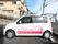 施設前の駐車場に、施設の名前が入った軽自動車が1台停まっている。入居者様の外出時などの送迎にお使いいただける。