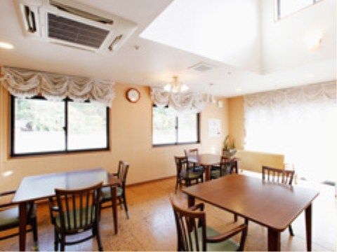 ２方面に窓があり、更に吹き抜けから外光が入る室内は広くて明るい。２〜３人掛けのダイニングセットが間を空けてゆったり置かれている。