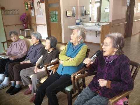 お話し中の高齢者グループ