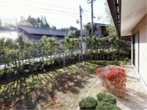 軒下に白い砂が敷かれ、ツゲとドウダンツツジが植えられ庭石が置いてある。芝生が植えられた庭園は自由にご利用いただける。