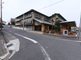 静かな住宅街の交差点の光景