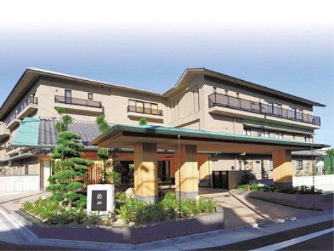 暖かみのある建物の外観