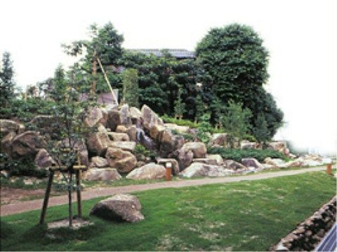 近くには日本庭園もあり、散策路もあるので、四季の草花をながめながら、日光浴や散策をすることができる。