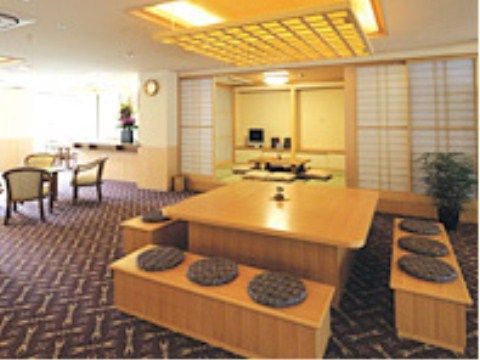 ラウンジには、畳敷きの小上がりもあり、足を伸ばしてくつろぐこともできる。カーペット敷のスペースにはテーブルと椅子が設置されている。