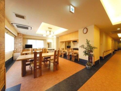 窓が2面取られており、明るい。床面は段差がなく、通路も広く取られている。木製のダイニングセットが設置されている。