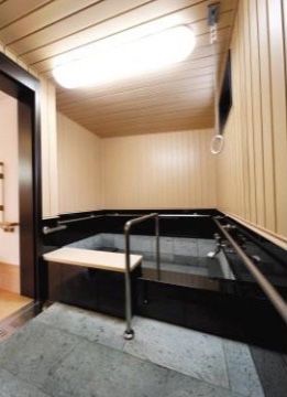 2,3人が入ることのできる、下り階段式の浴槽がある。浴槽入口には手すりが付いている。入居者様同士の交流の場として利用されている。