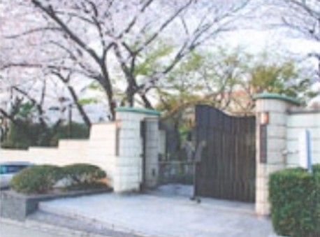 施設近隣には美術館もあり、絵画などを楽しむことができ、美術好きの入居者様に満足していただけるような環境である。