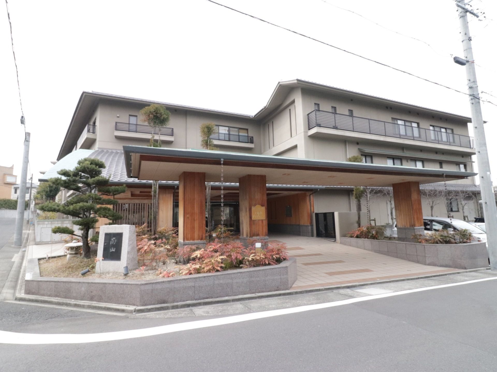 ３階建てで各部屋にベランダが付いており、道路側には施設名の石碑がある。樹木や草花を植えてあり入口付近には駐車スペースがある。