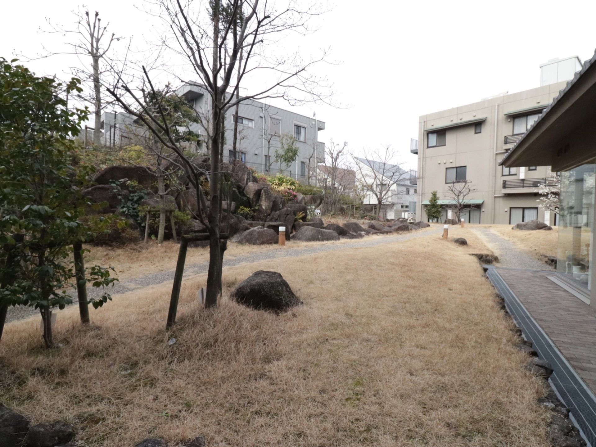 岩を利用した庭は、手入れが行き届いていて、樹木が元気に育っている。バルコニーがあり、休めるようになっている。