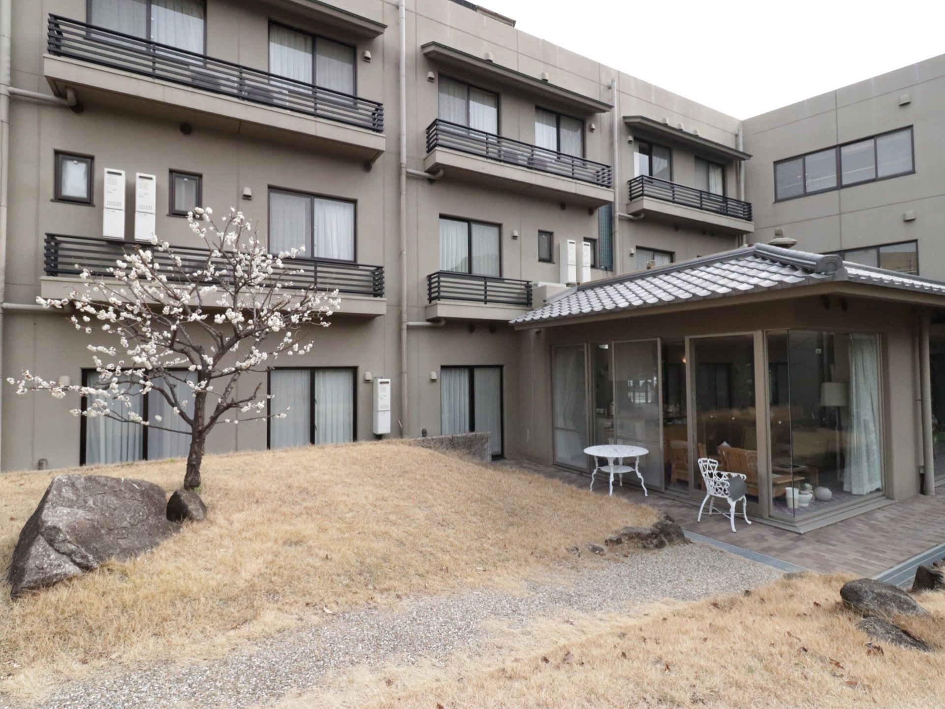 岩のそばには桜の花がきれいに咲き始めている。マンションの一角にあり、素朴で落ち着いた印象の施設である。