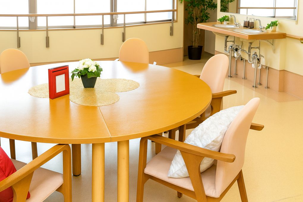 共用スペースのダイニングテーブル