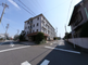 都市の角にある施設の外観