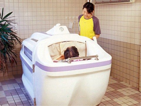 入居者様に快適なバスタイムをお過ごしいただくために、ミスト浴を行える浴用機械を導入している。一人ずつ利用するので衛生的である。