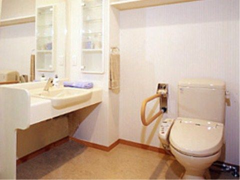 大きな鏡の洗面台と、シャワー機能の付いた洋式トイレである。。ホテルのような雰囲気で、快適にお過ごしいただける。