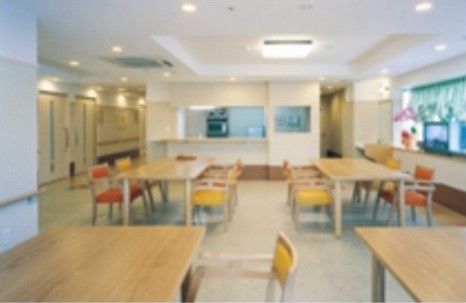 テーブルセットが並んだ食堂。テレビも設置してあり、楽しくお食事いただける。また同一の場所で機能訓練も行っている。